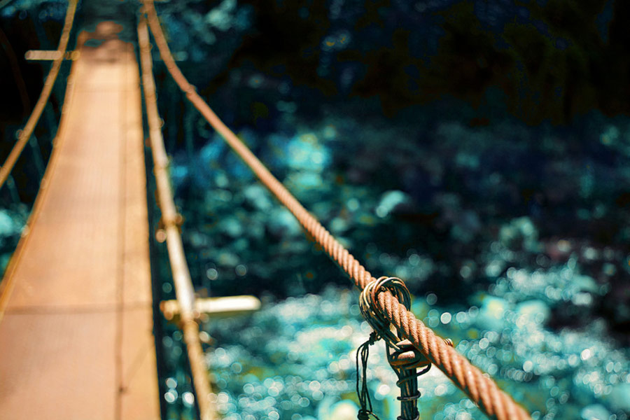 Hängebrücke über Wasser